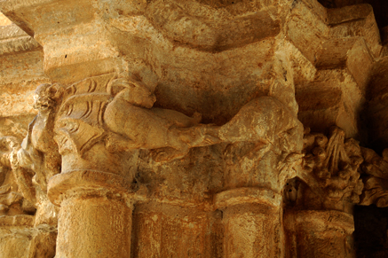 Capitel de la galería occidental del claustro del monasterio de Rueda
